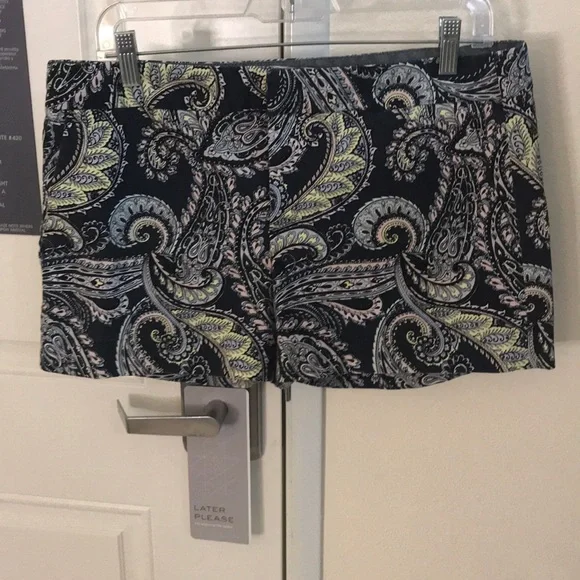 - Banana Republic paisley shorts in blue size 12 - Picture 3 of 9